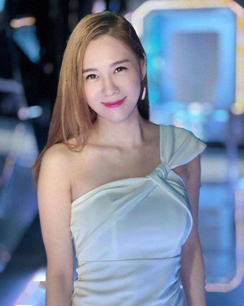 她因身高不选港姐,不满总演负面角色离巢,性格悭吝孝顺是扶弟魔
