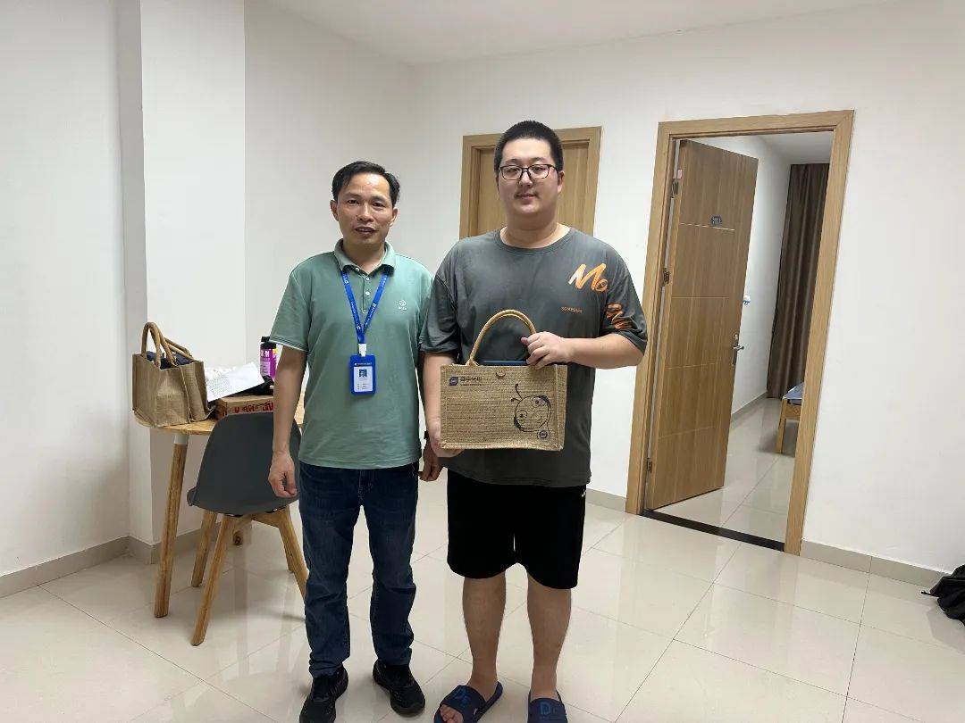 关怀入寝,以心暖新