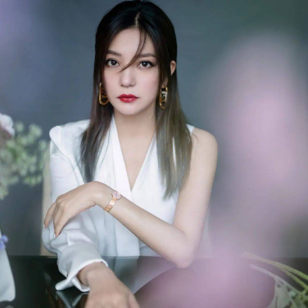 果不其然,随后的赵薇投资酒庄,购买阿里影业股份,除了演员,导演的身份
