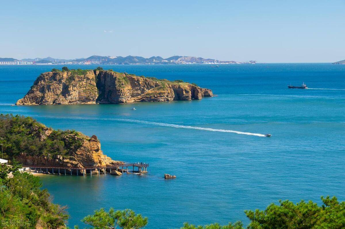 辽宁好玩的地方景点有:沈阳故宫,本溪水洞,千山,丹东凤凰山,红海滩