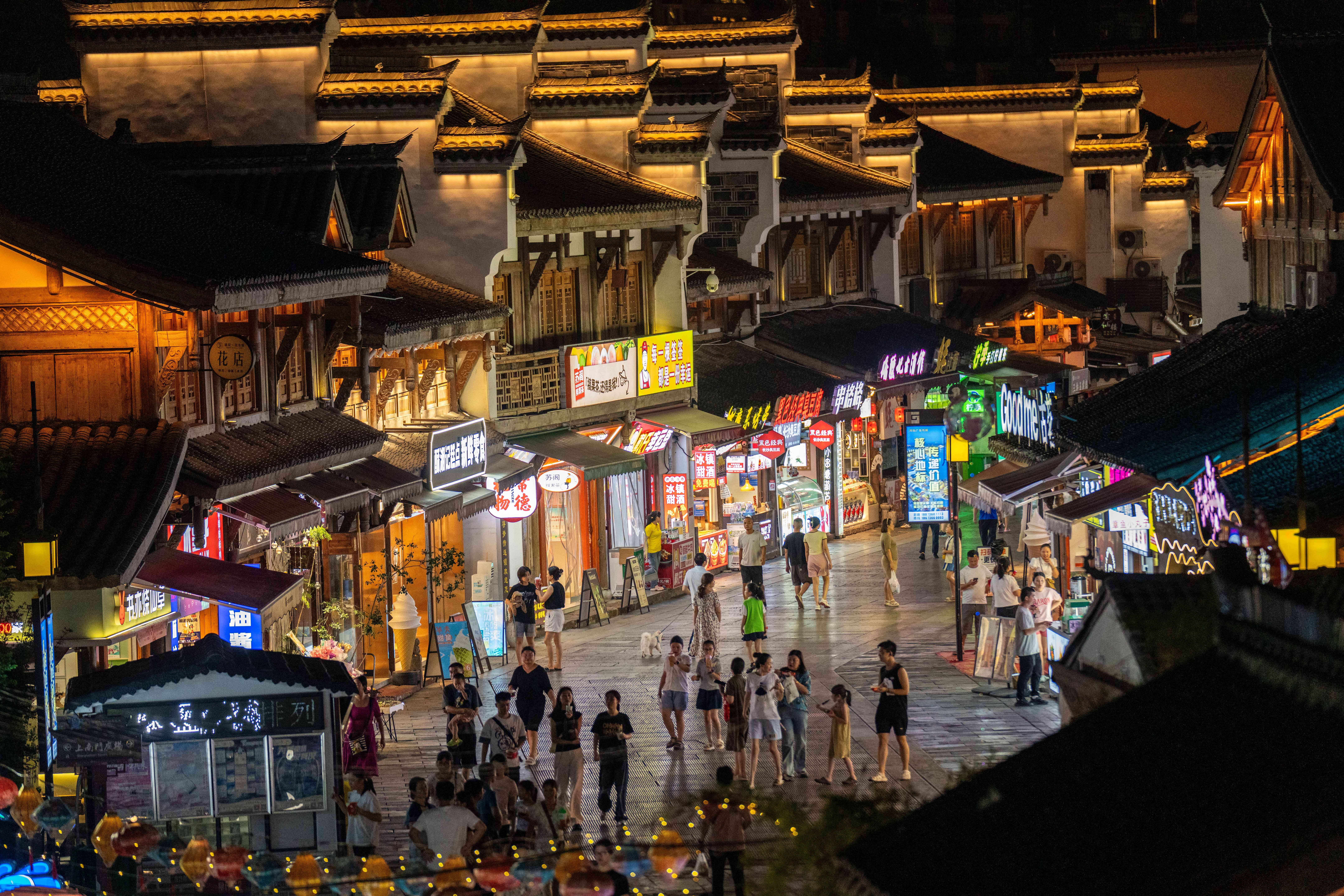 9月3日,在常德河街,常德丝弦国家级非遗传承人朱晓玲(右一)在演出前