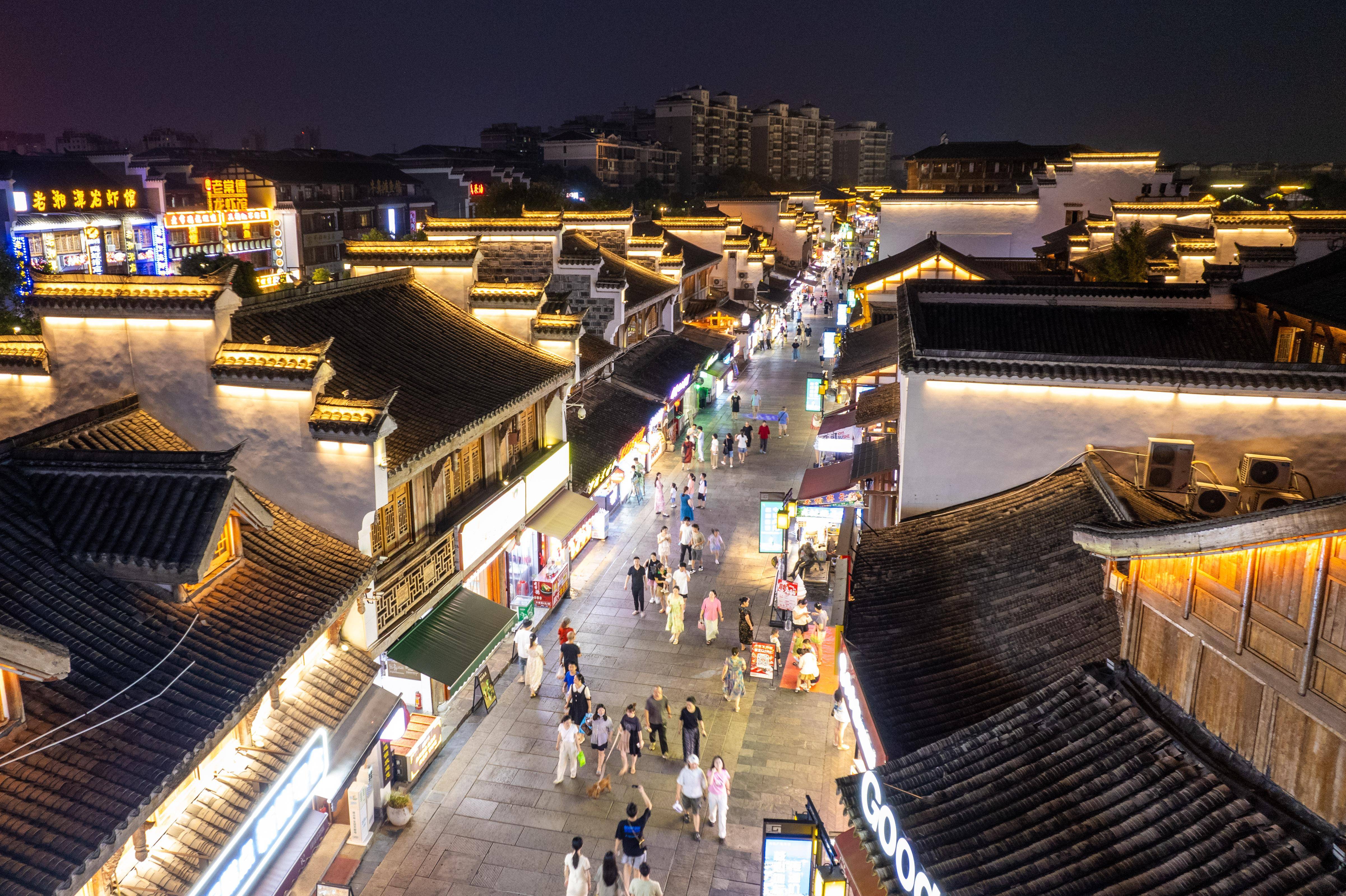 9月3日夜间,游客在常德河街游玩(无人机照片).
