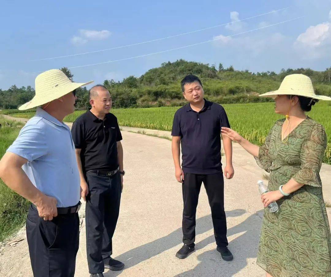 市纪委市监委驻市农业农村局纪检组组长程黎霞,市农业农村局副局长祝