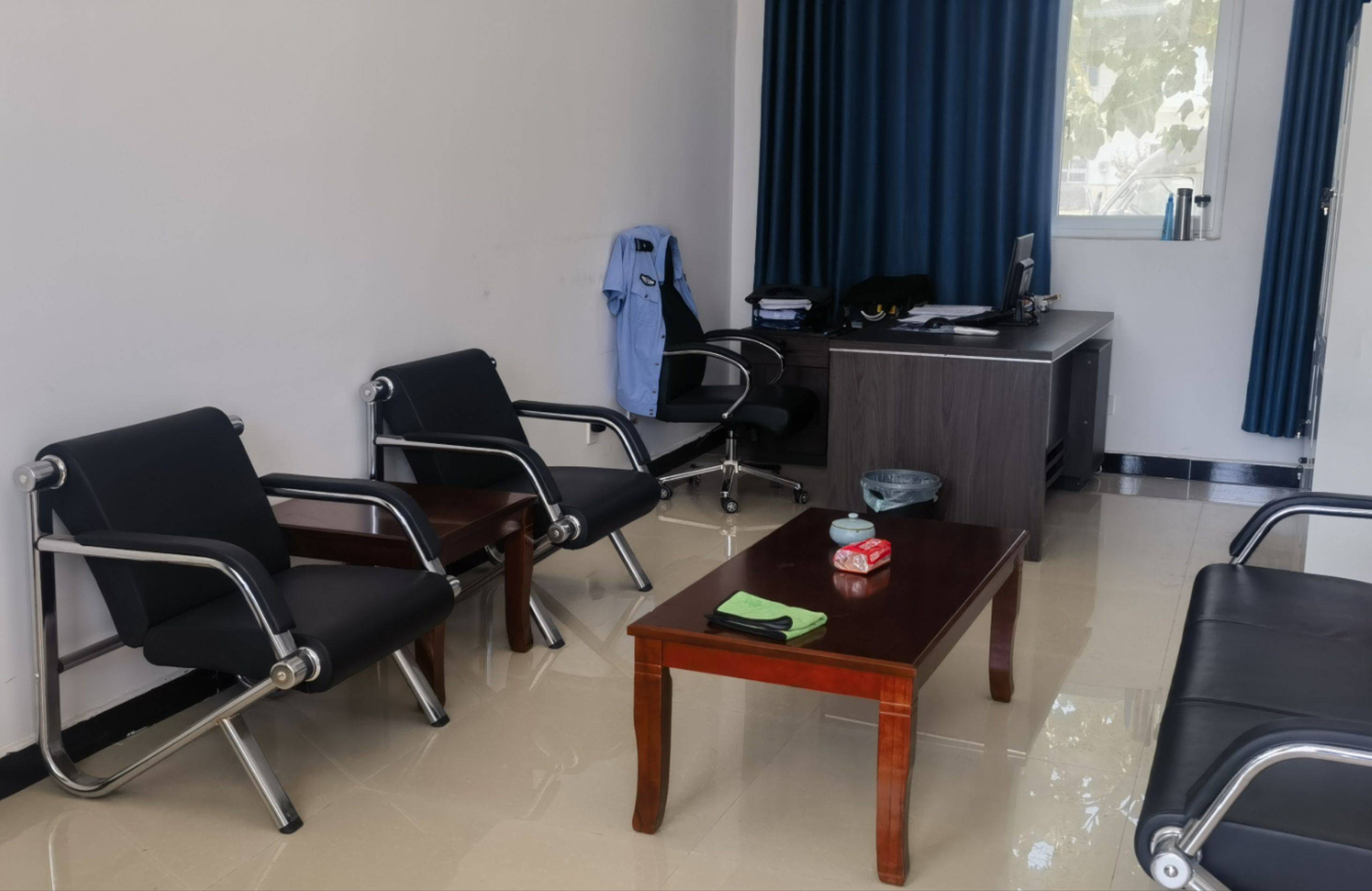 桌上,出警记录,订书机,印泥,固体胶等办公用具安静摆放,装着文件的