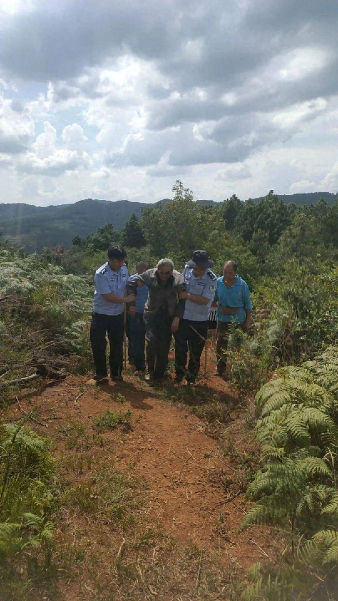 宣威90岁老人遛弯走失,民警深山找回!_西泽_小时_老父亲