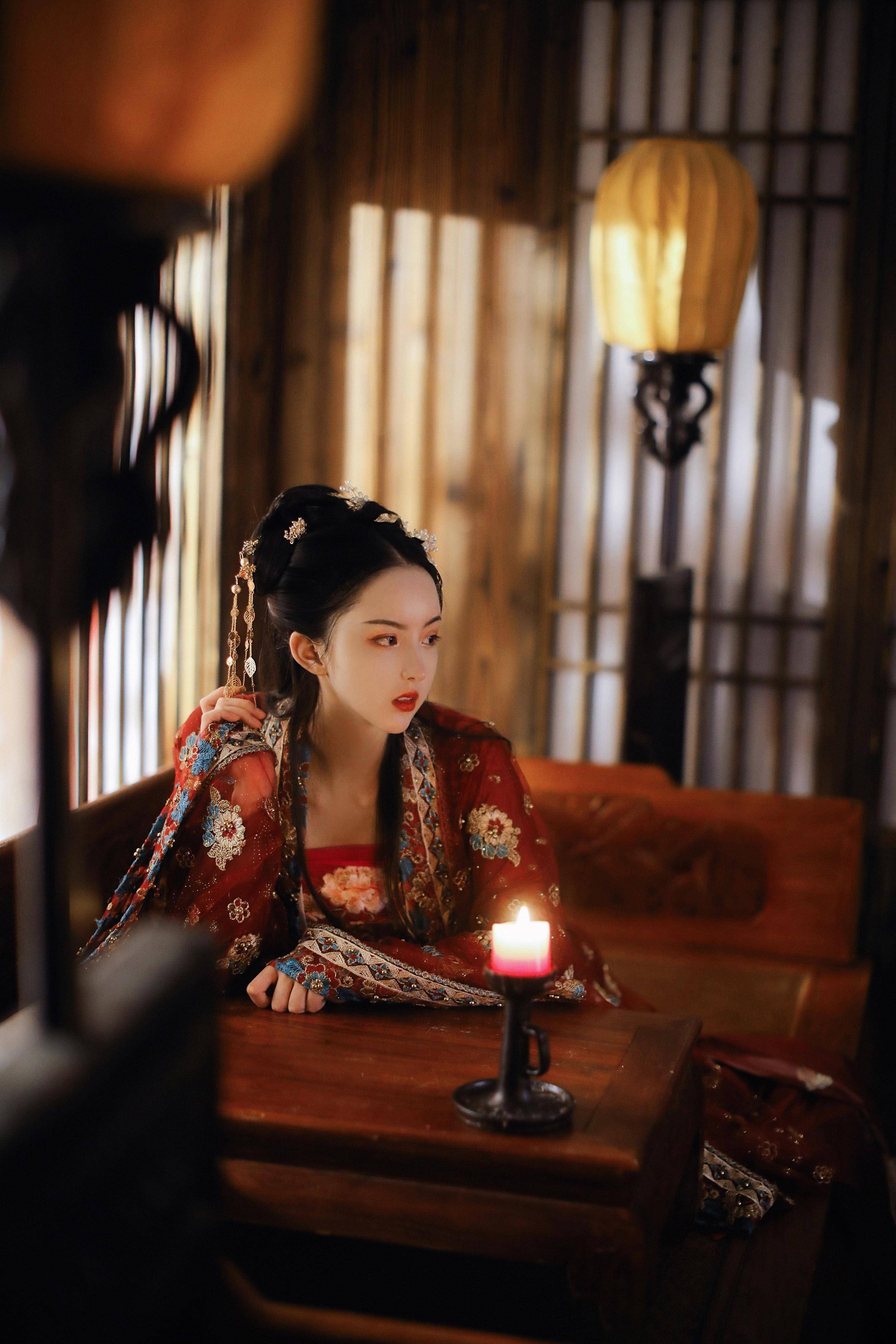 绝美汉服女神,古典韵味闪耀室内,静谧时光引爆网络古典美热潮!