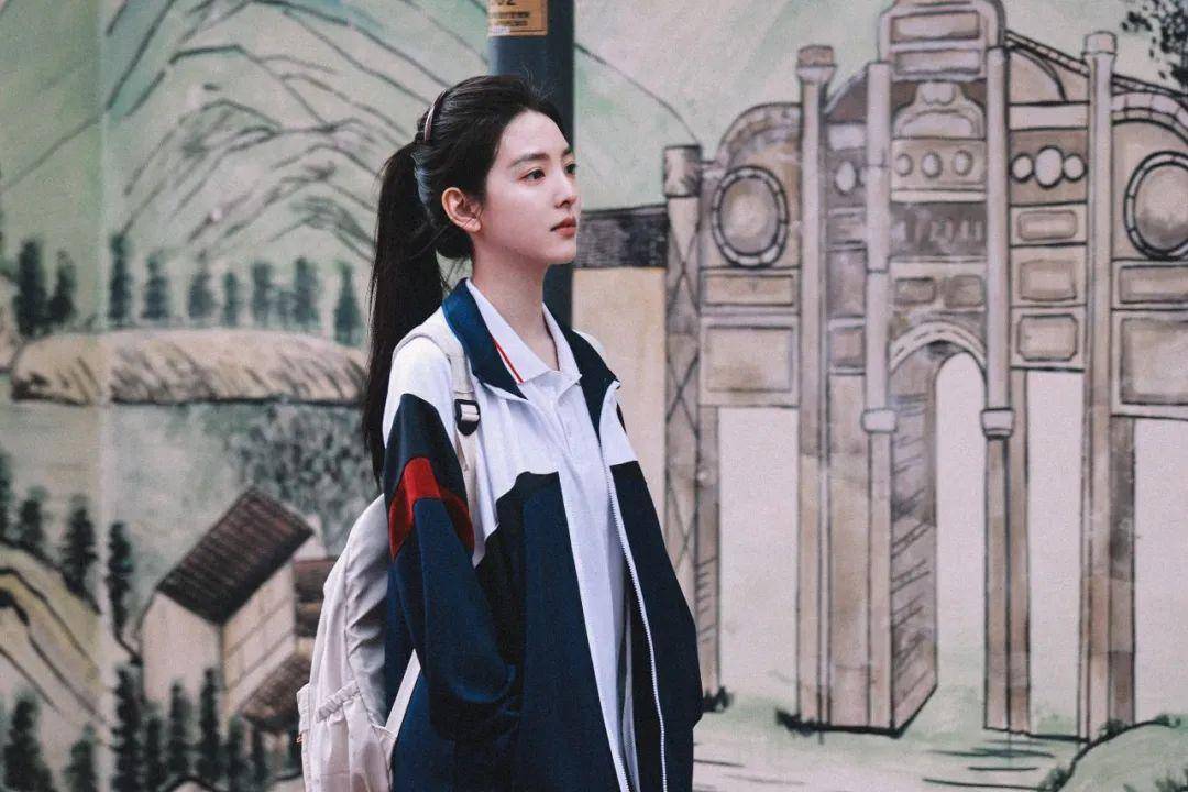 她穿个校服都能上热搜?_章若楠_衬衫_角色