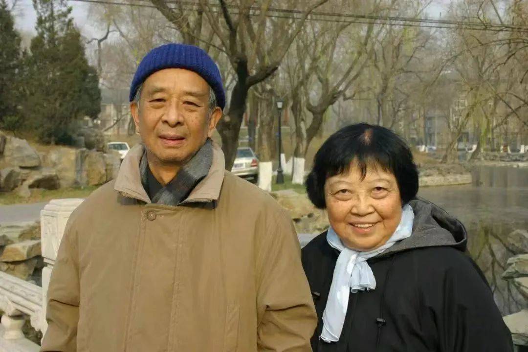 2005年乐黛云先生,汤一介先生合影乐先生为这套丛书撰写了《总序》.