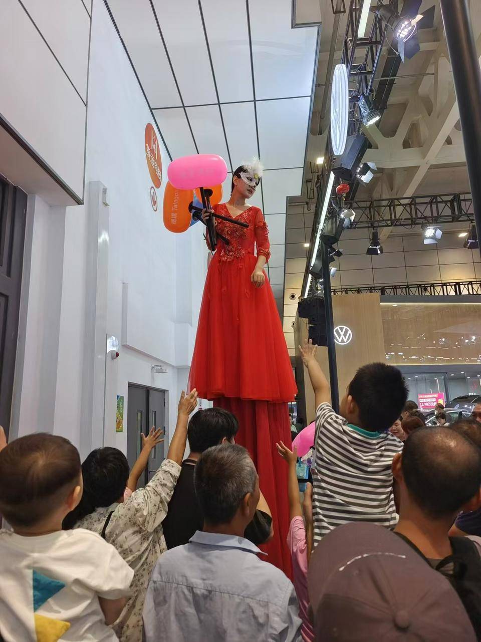 不倒翁小姐姐现身第50届齐鲁国际车展,为现场市民分发礼物