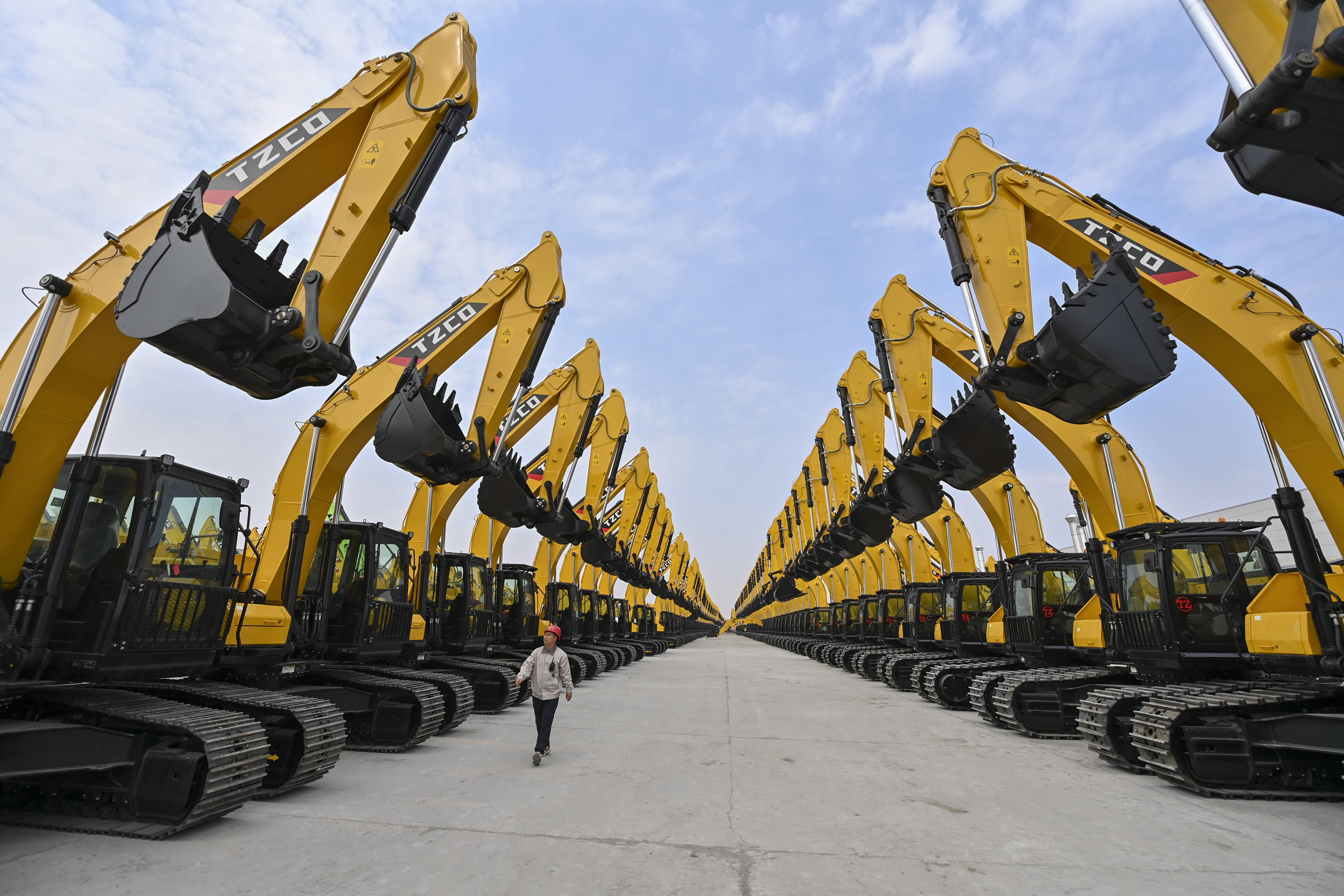 公司主要生产大型挖掘机,推土机,钻机,打桩机