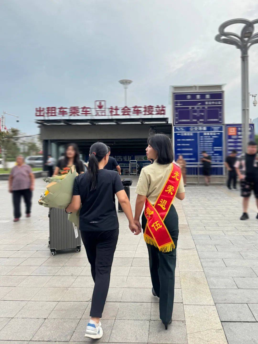 榜样力量 | 退役火箭军女兵荣耀归校,军训场上展飒爽英姿_刘嘉淇_部队