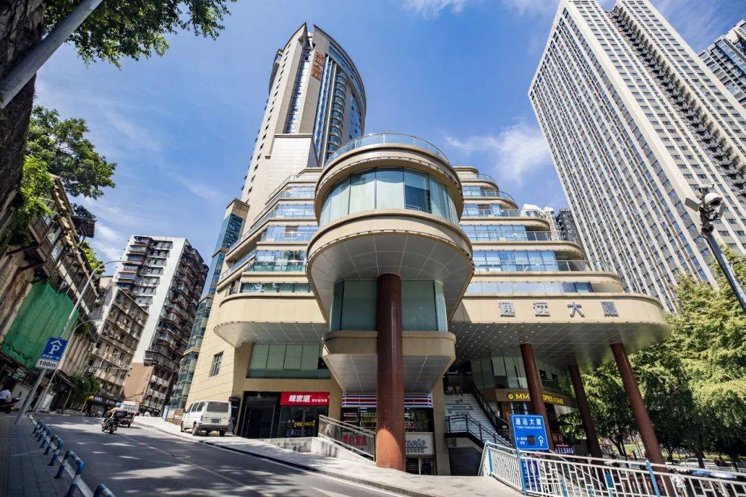 通远大厦的青年才俊,都市精英3000余人,整座大楼一片生机勃勃,是渝中