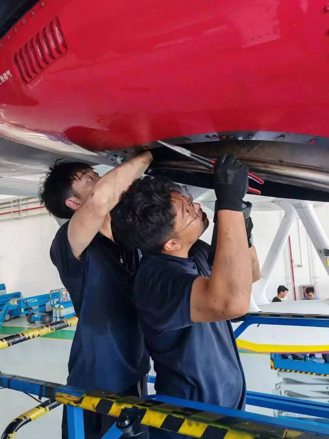 见证守正创新的别样情谊航空报国的薪火相传铭记师恩01航空工业通飞华南▲虞磊、崔恩瑞师徒我的师父是一位