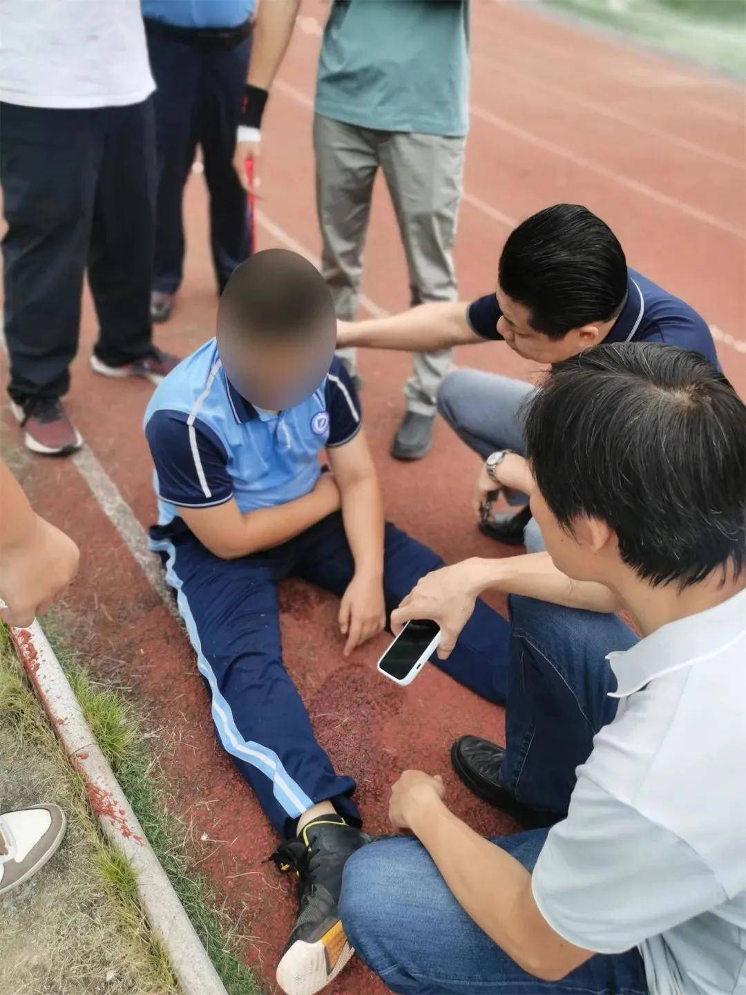 徐汇中学晕倒事件,最不应该被谴责的就是孩子!同学,你救了同学一命!