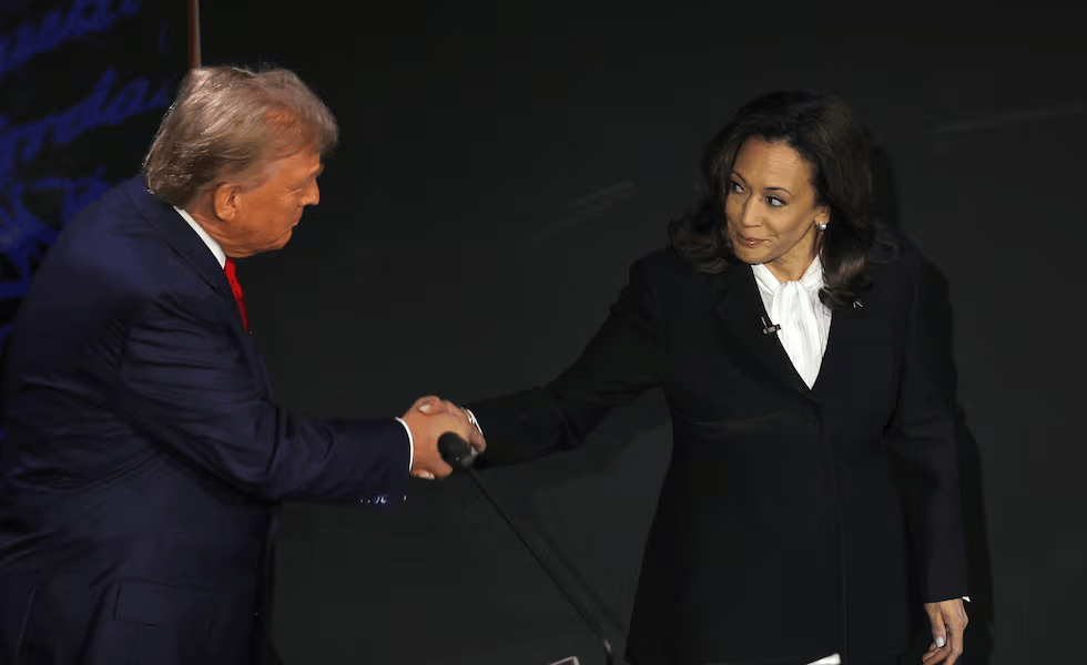 美国总统候选人辩论8年来首次握手,特朗普说要送哈里斯竞选帽子