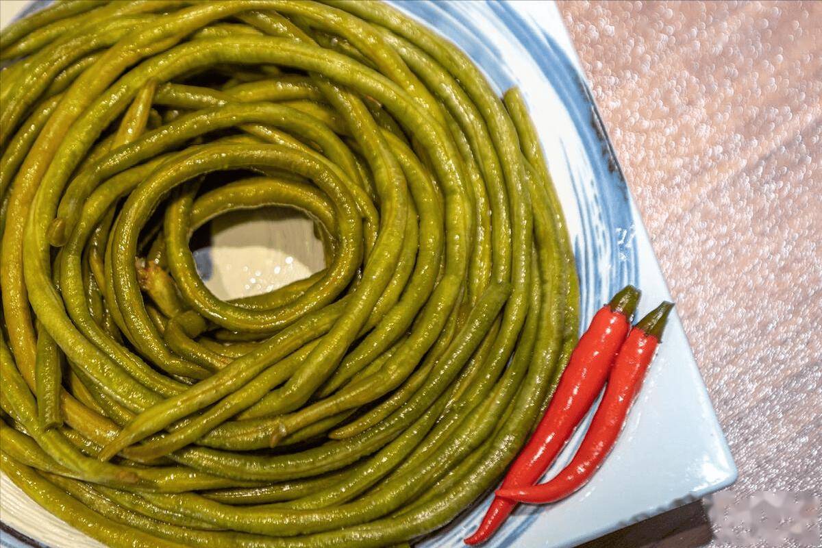 腌酸豆角,只会放盐容易坏,80岁奶奶教我2招,又酸又脆,不长毛