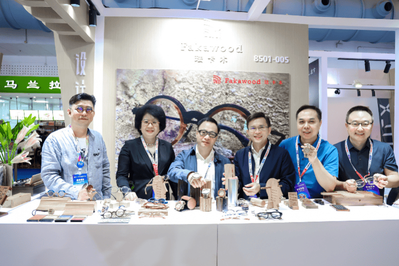 横岗60个原创品牌近万款新品亮相北京国际眼镜展览会