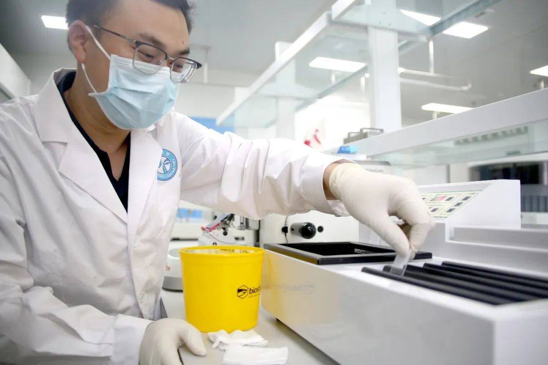 拥有国内一流的诊断设备150多台(套),分为常规病理,分子病理,远程诊断