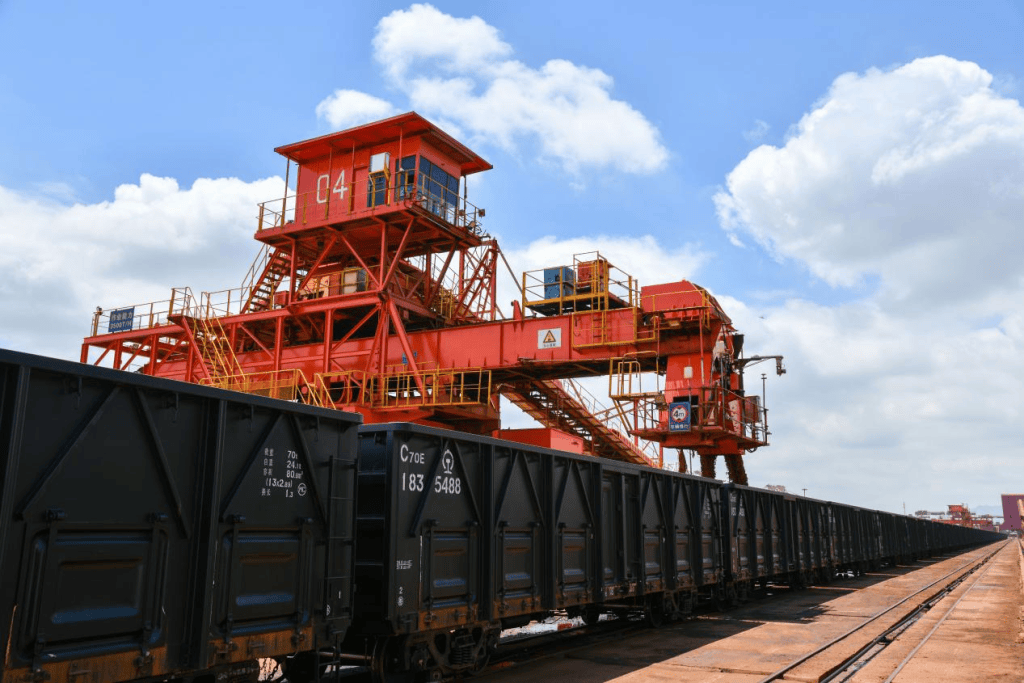 青岛港首次启用"四机"联动智能装车作业模式