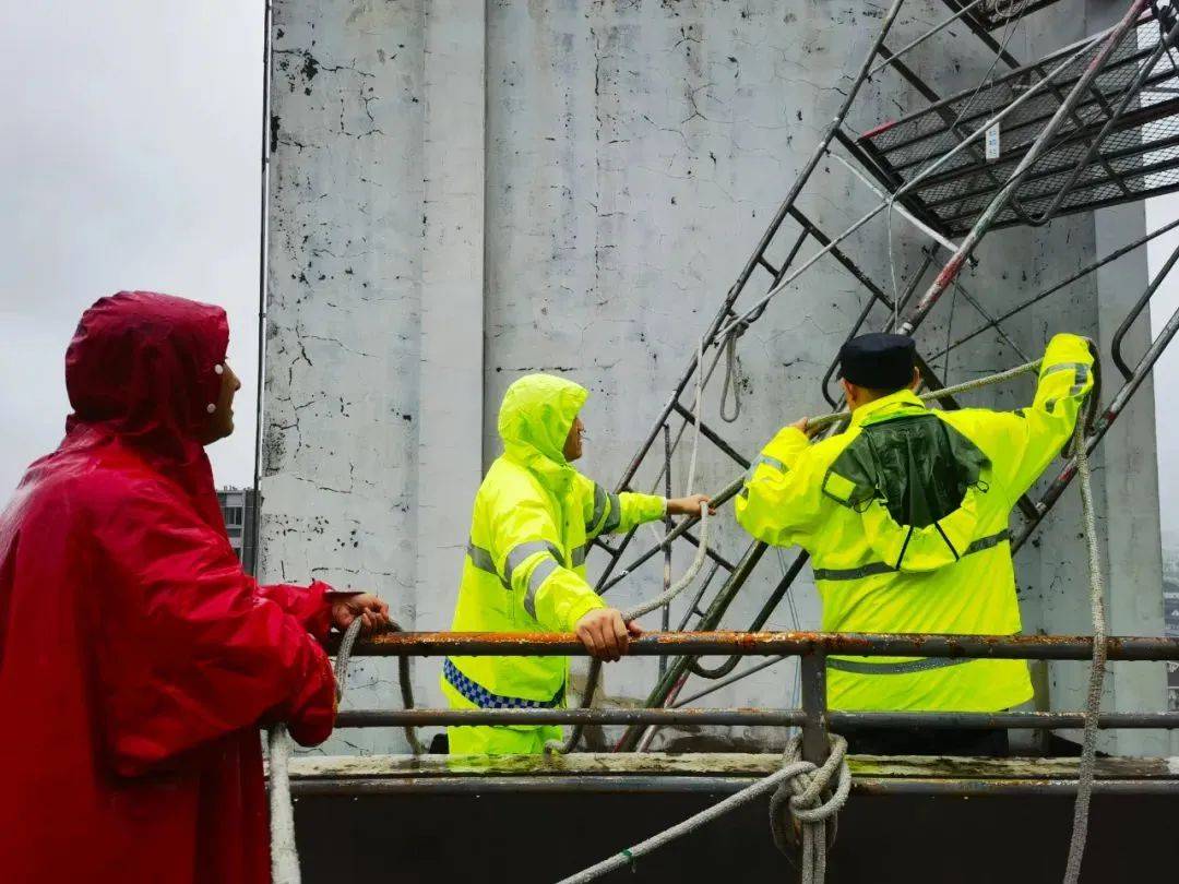 曹杨所民警黄良泉用绳索固定被大风吹倒的脚手架真光所民警蔡森,许子