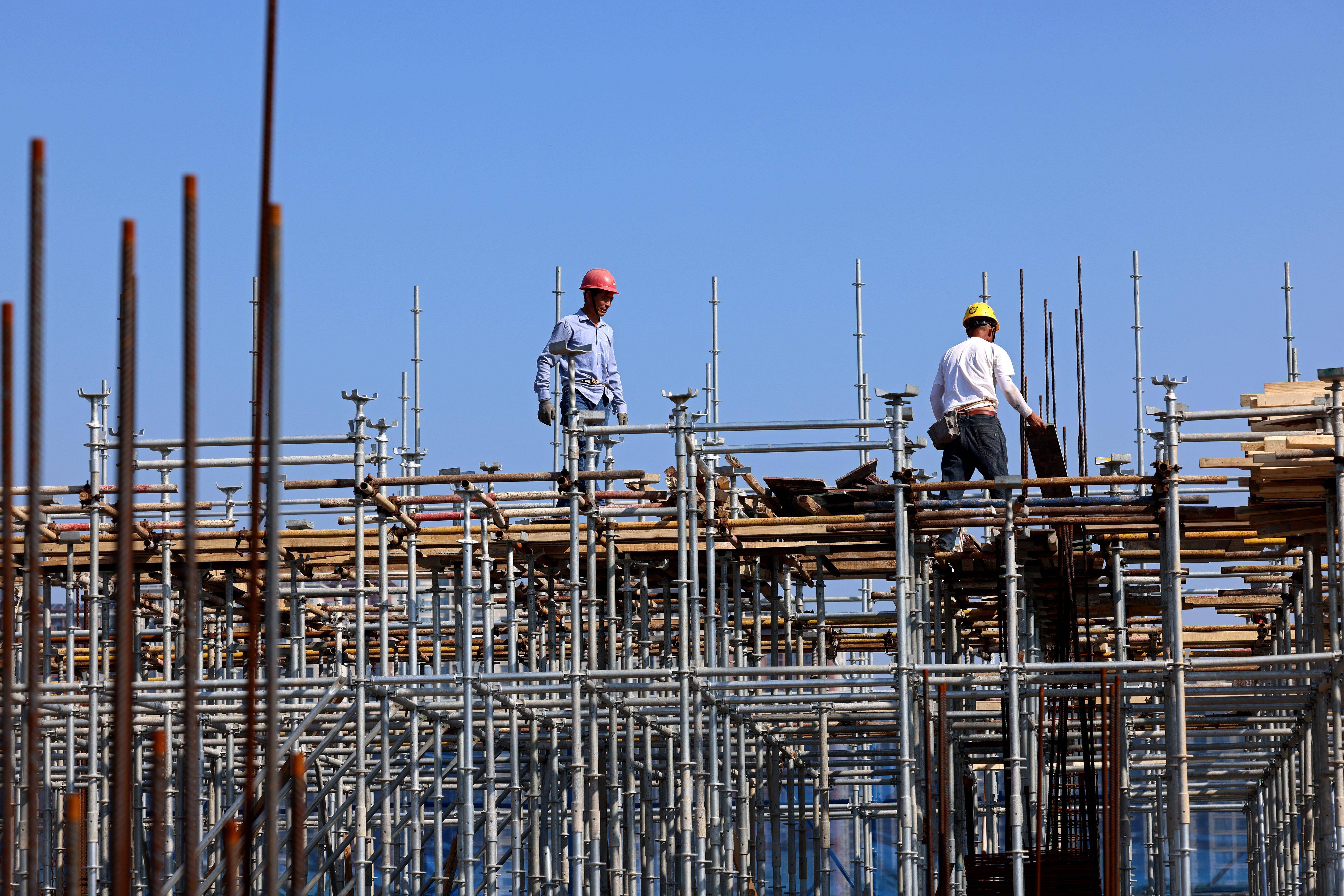 9月16日,建筑工人在山东省枣庄市一处工地上施工.