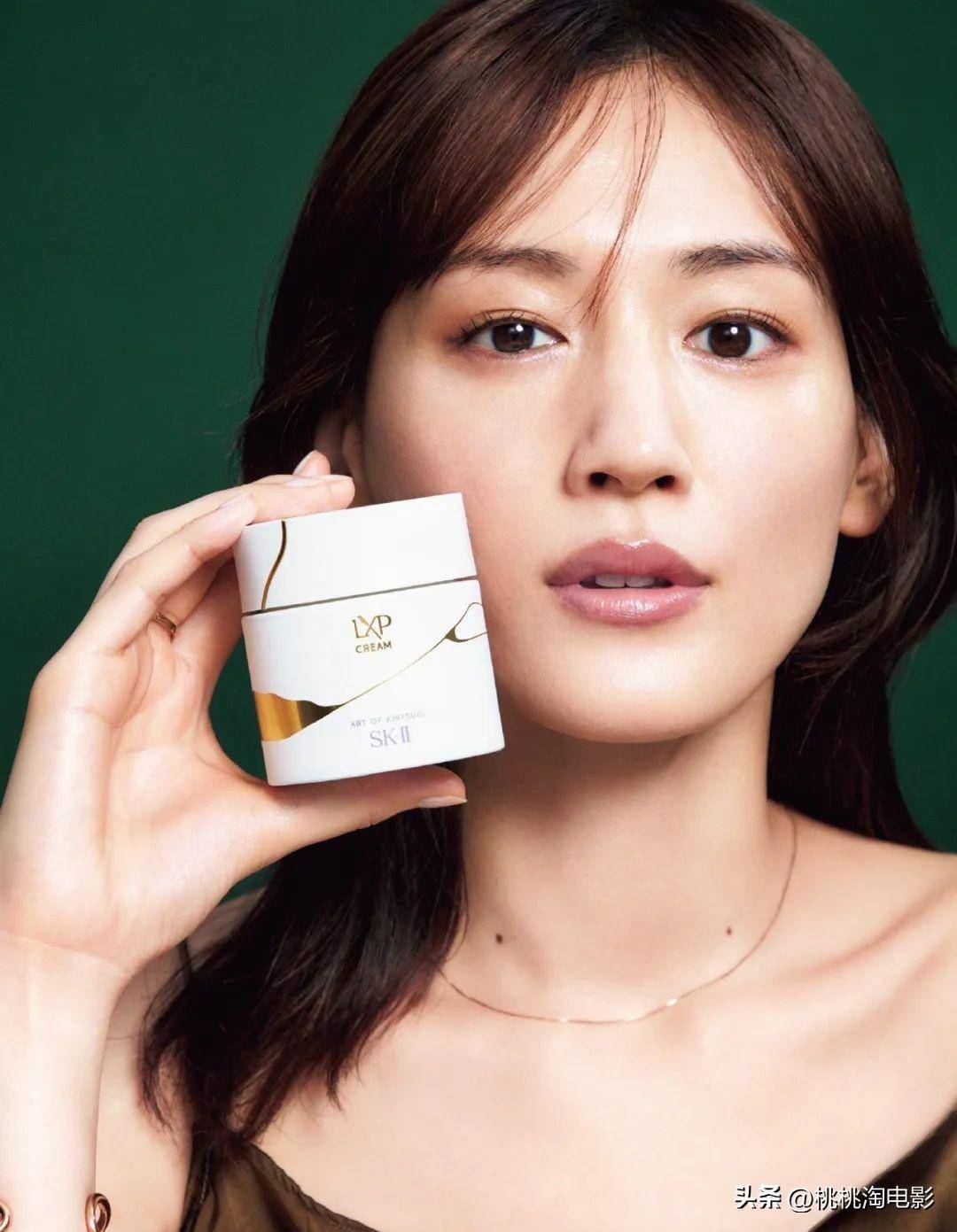 日本女星绫濑遥《美的》杂志大片,妆容清新自然笑容治愈温暖