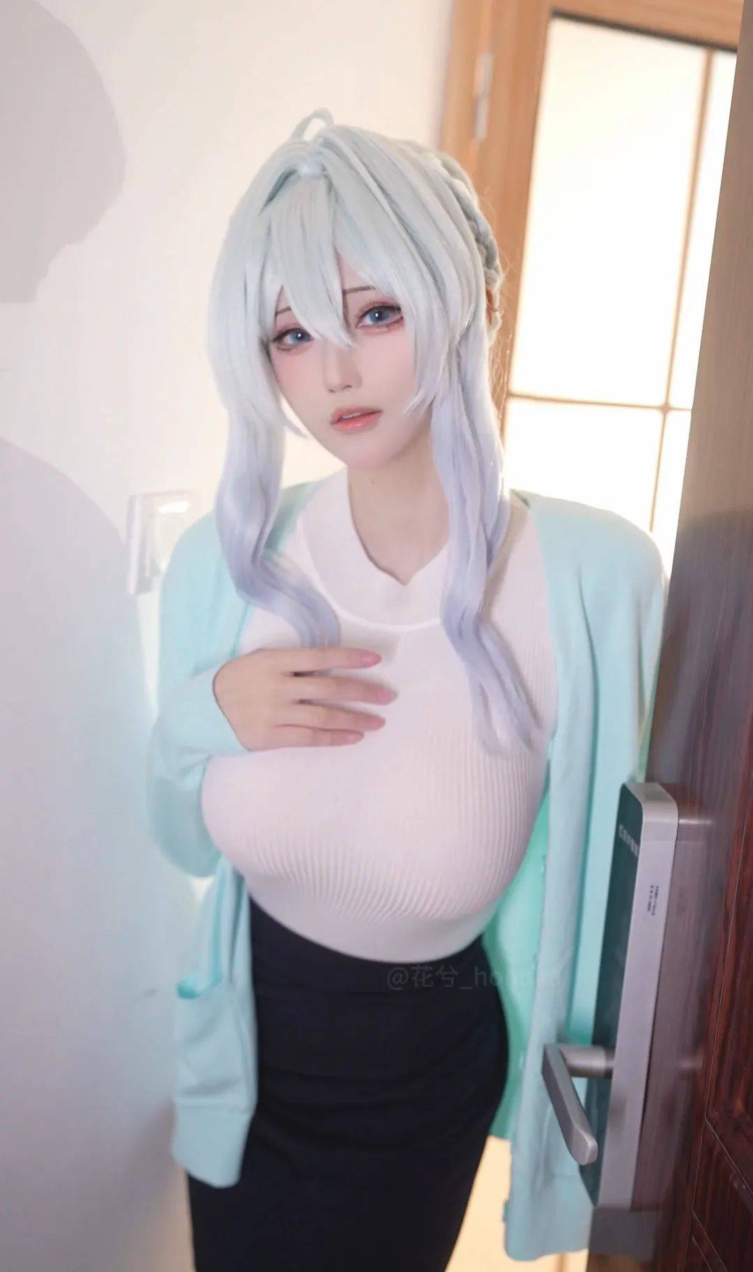 未亡人雪女COS，这性感的腰臀比和丰满的身材真的太爱了_手机搜狐网