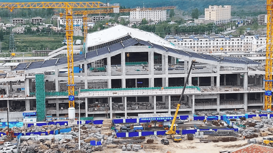 参乡建设热潮涌动丨沈白高铁松江河高铁站房项目完成主体封顶