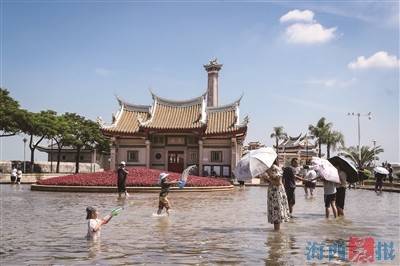 天文大潮来了市民游客观潮戏水6686体育官网不亦乐乎(图1)