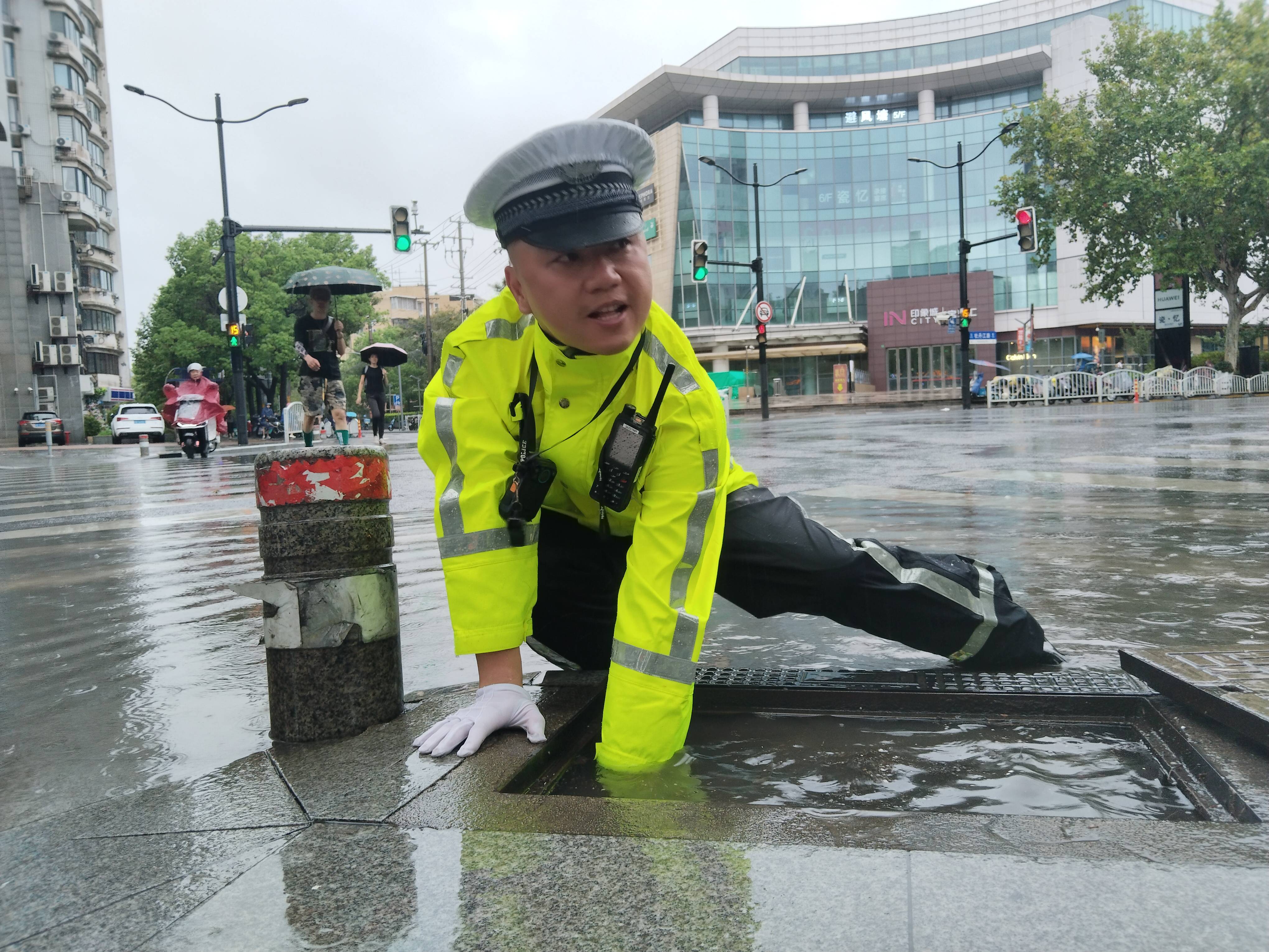 交警雨中执勤图片