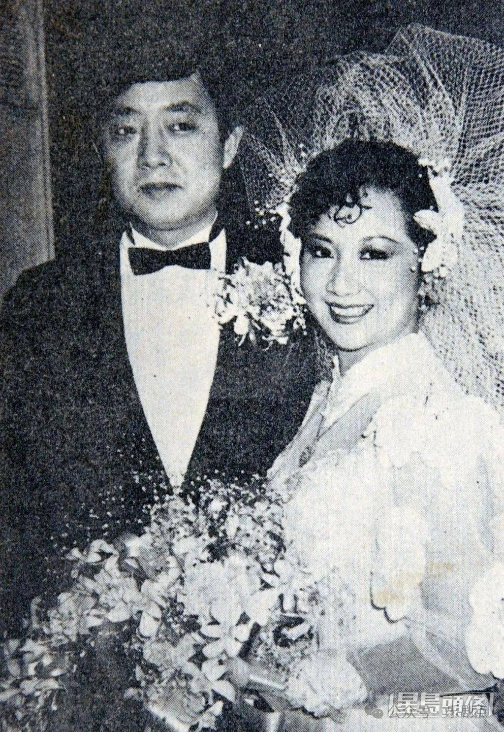 1984年薛家燕跟经营饮食业的石保庆结婚.