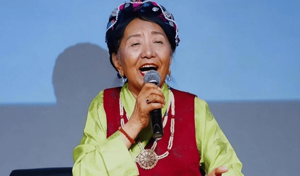 人民艺术家才旦卓玛,嫁大6岁军官丈夫,晚年却白发人送黑发人!