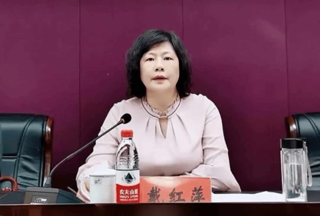 主动投案的她，被公开通报：曾多次向区委书记赠送礼金