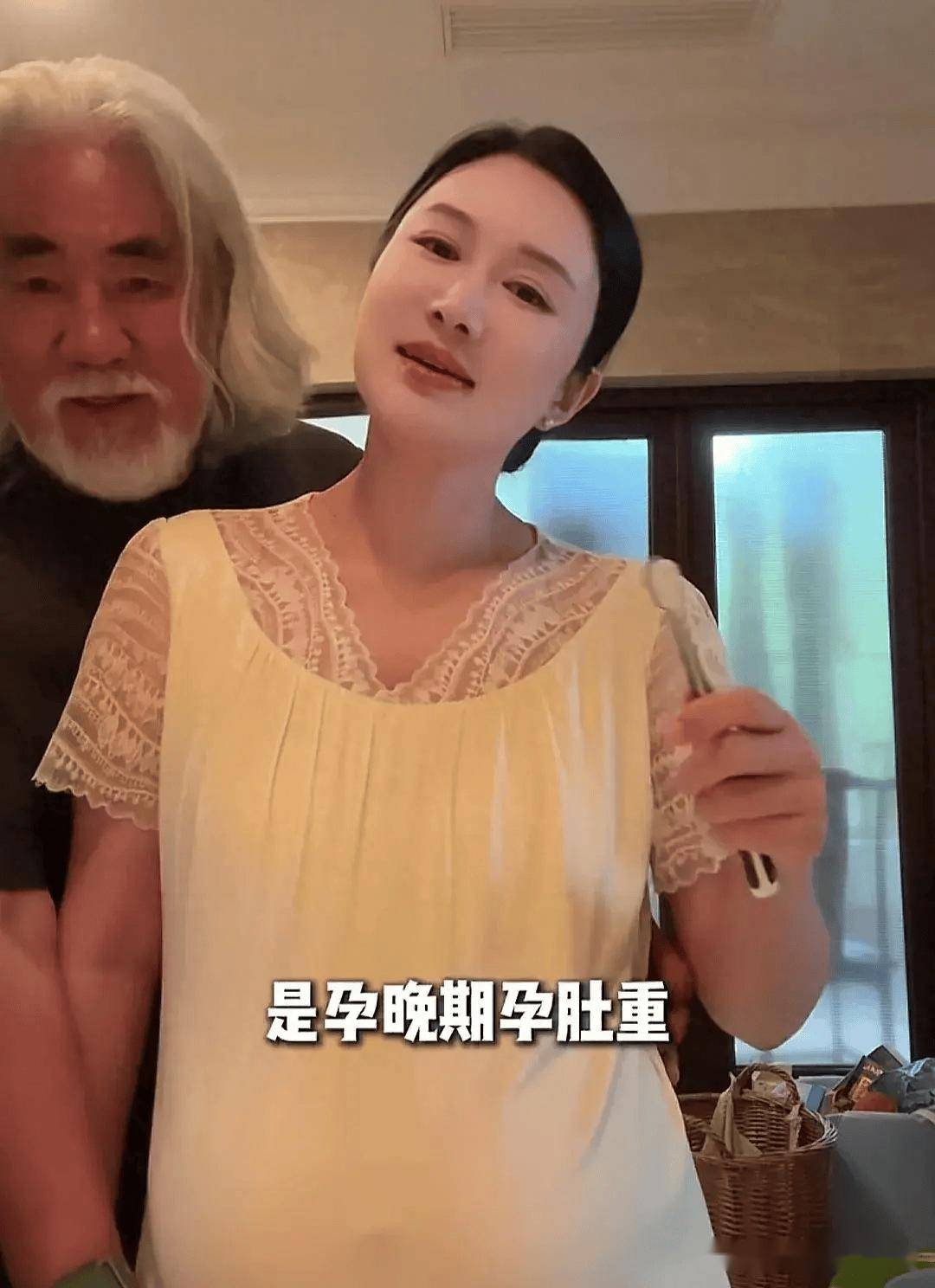 除此之外张纪中在妻子整个孕期都很勤快,杜星霖怕长妊娠纹,就把涂抹