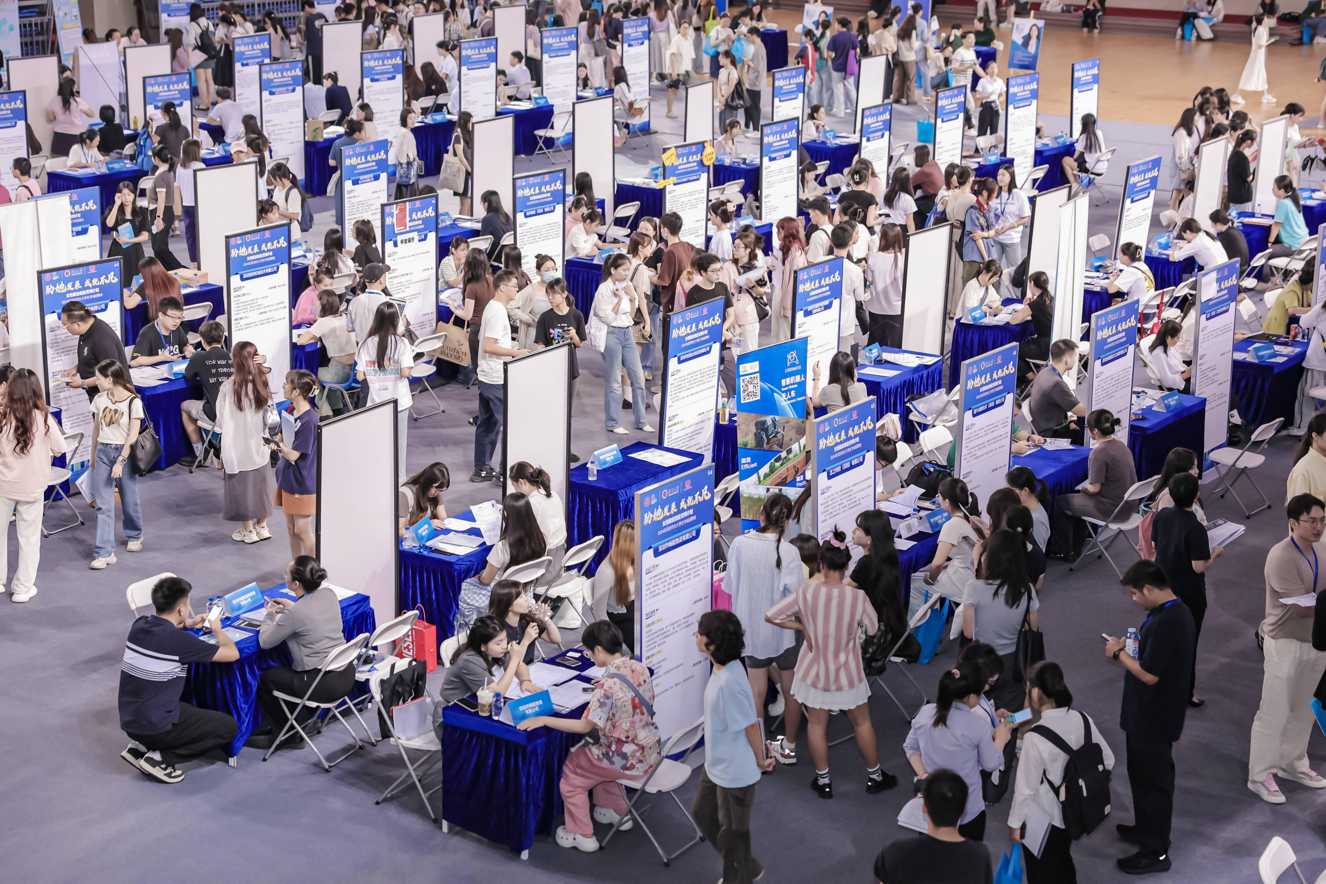 "助她发展,成就不凡"深圳市女大学生专场招聘会举办_就业_求职者_简历