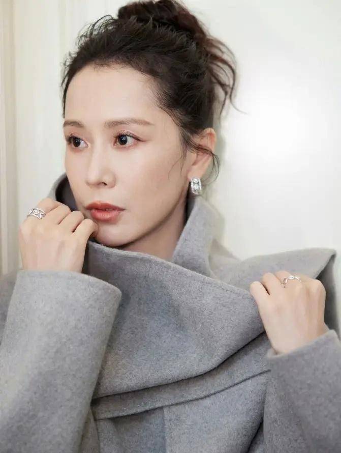 其实她还有其他长发的造型都挺好看的,但是就是一直执着于这款丑发型.