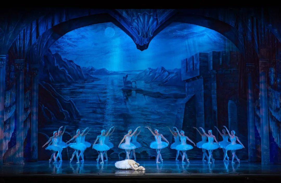 灵与美的视觉盛宴:俄罗斯国家古典芭蕾舞团《天鹅湖》