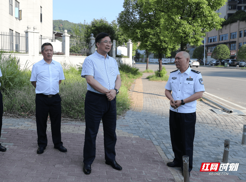 网友建议加装红绿灯,娄底市委书记邹文辉现场实地查看