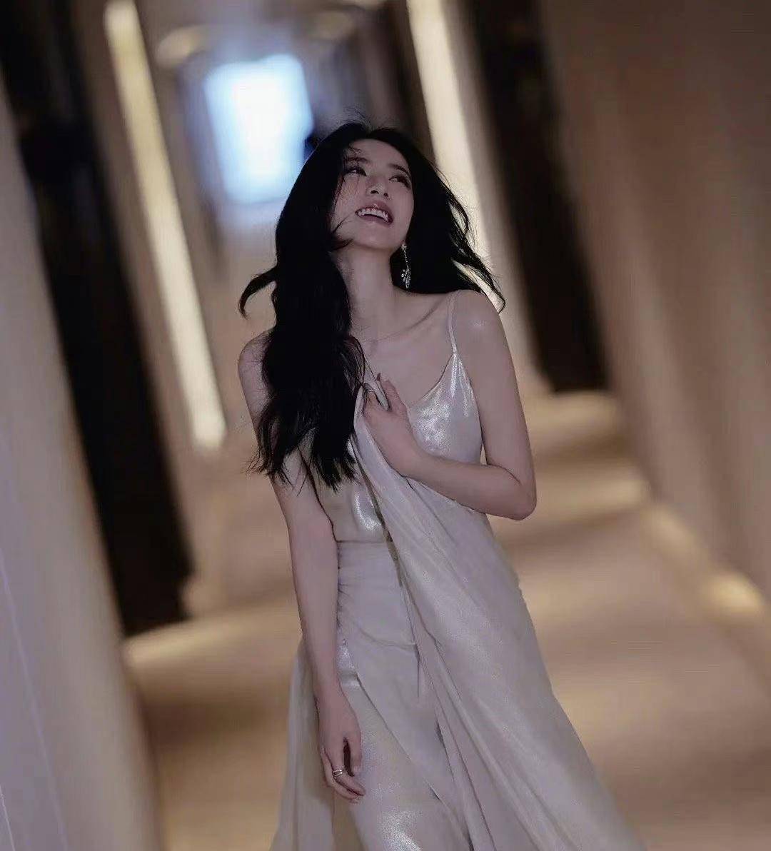 《半熟男女》：同样穿露肩性感礼服，田曦薇与周雨彤却是不同味道-半熟意思是什么