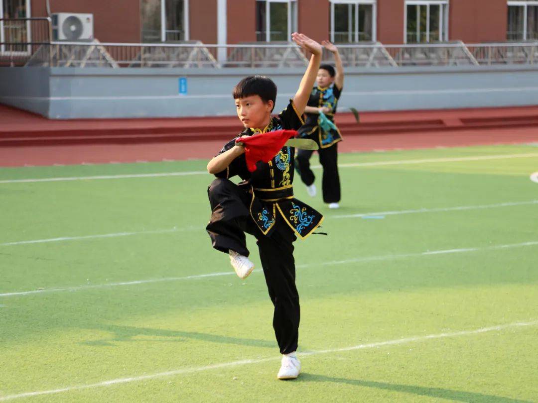 关于蕲春实行
小学武术操完备
版的信息《黄冈小学武术操》
