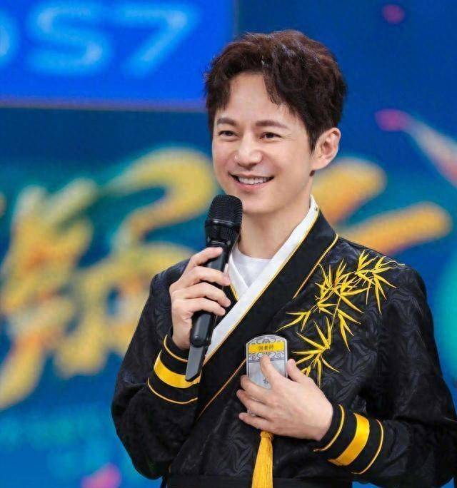 主持人何炅_事件_偶像_名利