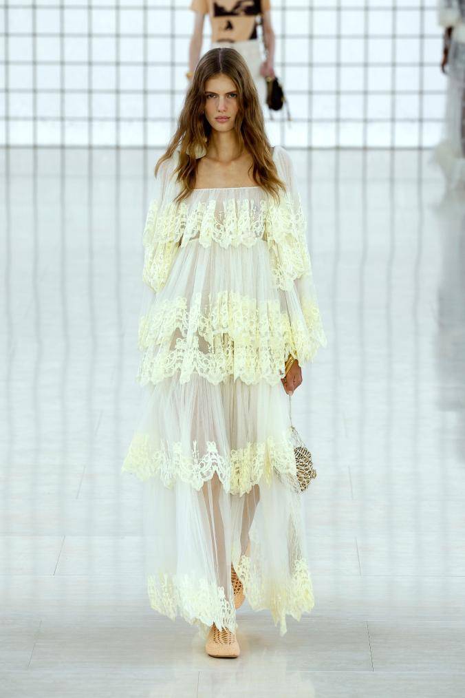 9月26日,模特在法国巴黎时装周上展示chloe品牌2025春夏新品成衣