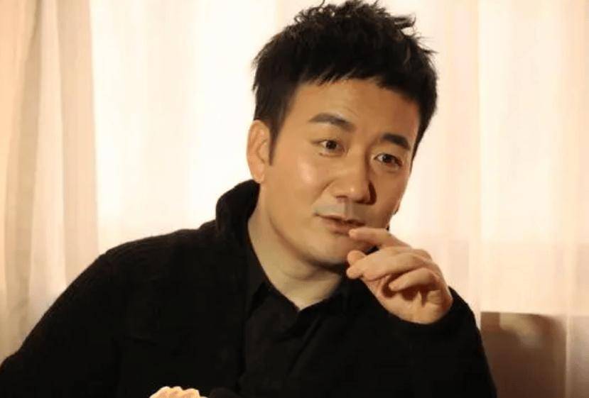 看到赵丽颖身边的肖央后,才明白筷子兄弟为何解散,刘德华说对了