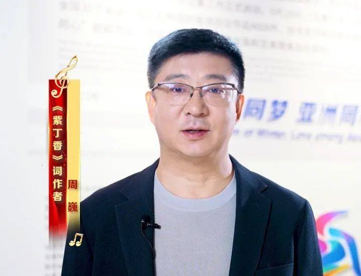 作家周巍希望通过青少年的传唱可以让全国乃至全世界的朋友来到哈尔滨