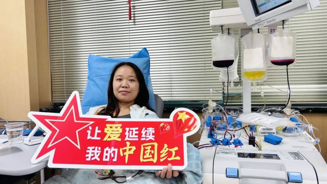 祝祖国繁荣昌盛,也祝自己生日快乐."第一次献血的王嘉乐感叹道.
