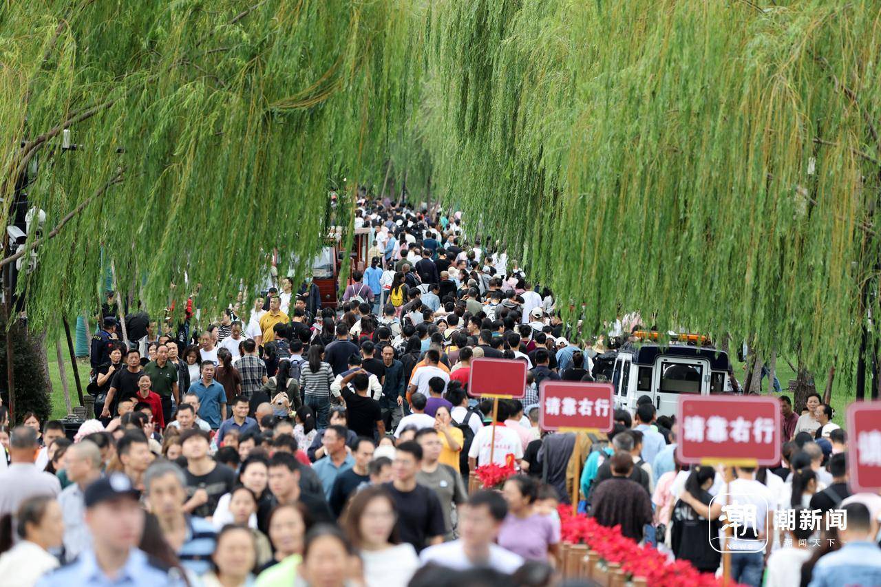 国庆首日 杭州西湖景区"人从众"