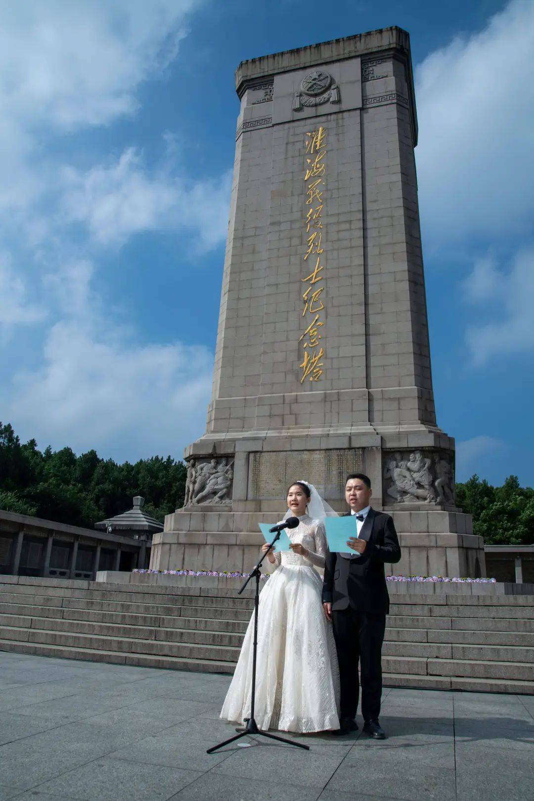 徐州75对新婚夫妇以花寄情烈士纪念日缅怀革命先烈