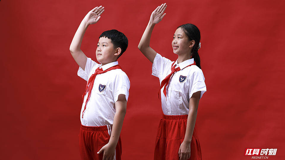 组图丨眼神清澈而坚定,"红领巾"们向祖国敬礼!