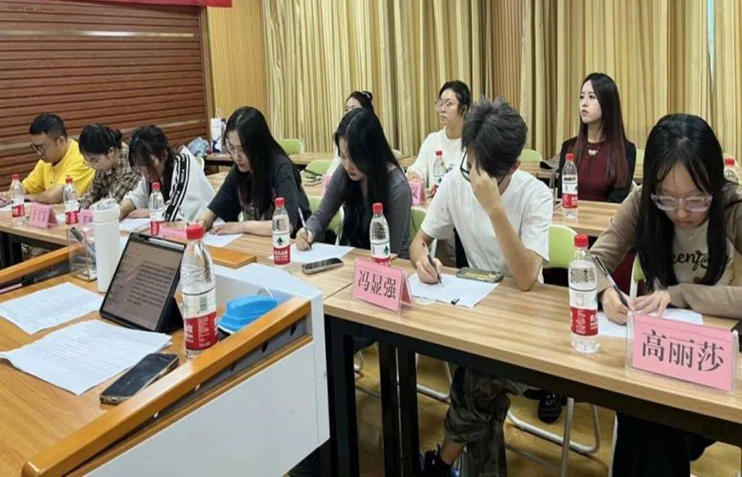 活动邀请到音乐学院团总支书记郭诗芬,精细化工团总支副书记张嘉慧