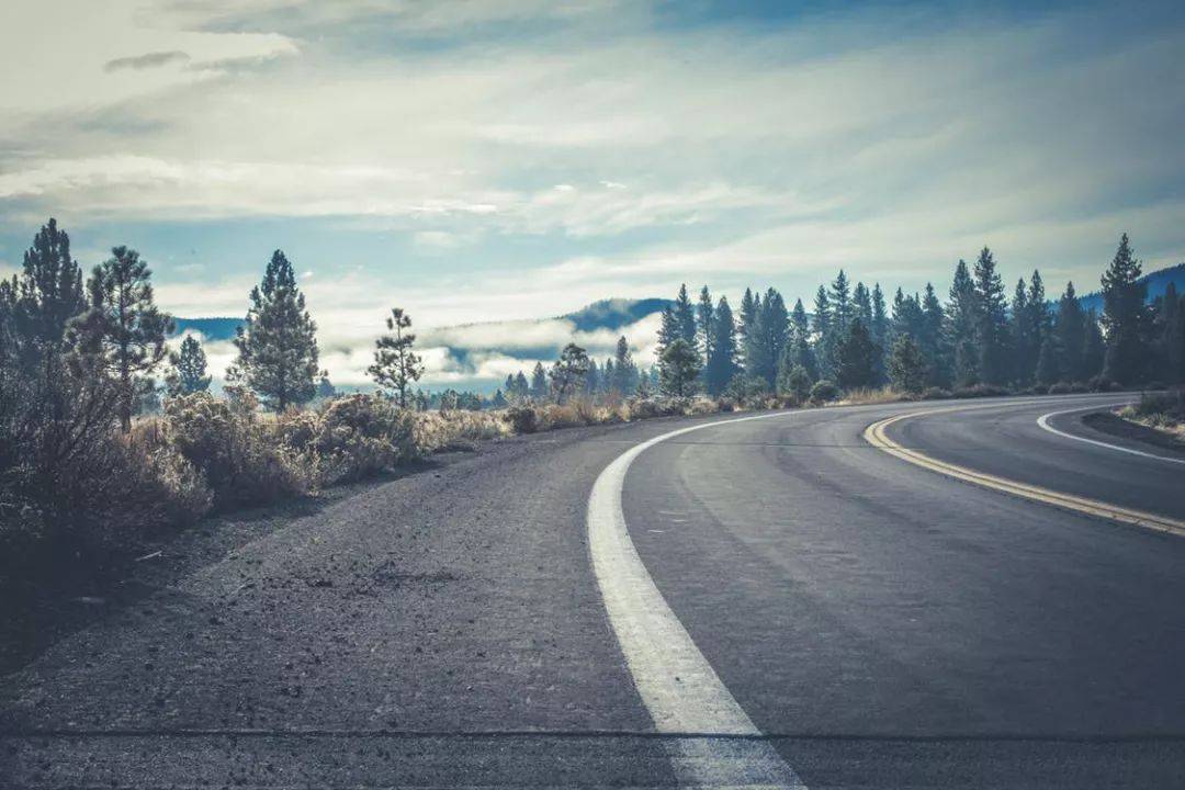 道路荆棘崎岖的图片图片